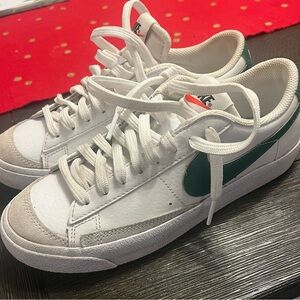 Nike Sneakers White and Green with Smooth Leather and Prominent Swoosh